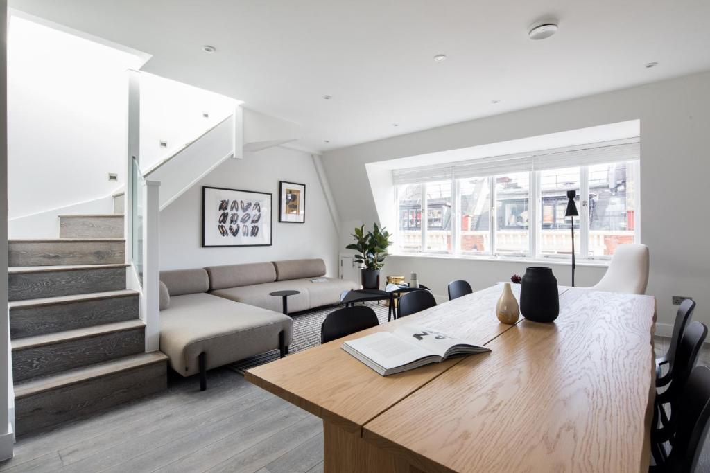 伦敦Hausd - Leicester Square的客厅配有桌子和沙发
