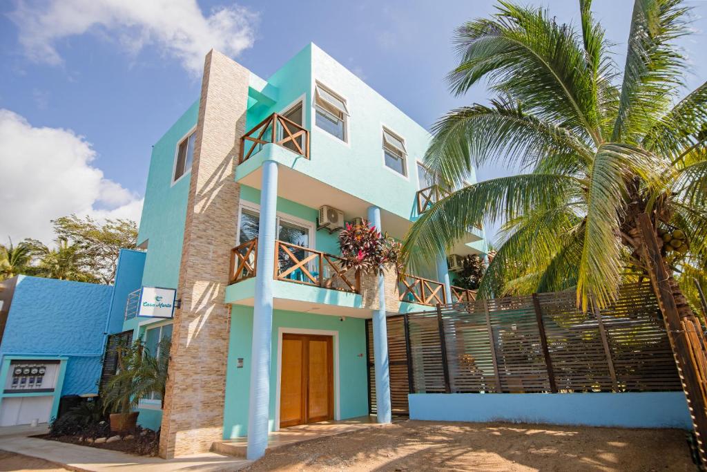 埃斯孔迪多港Casa Menta的一座五彩缤纷的房屋,前面有棕榈树