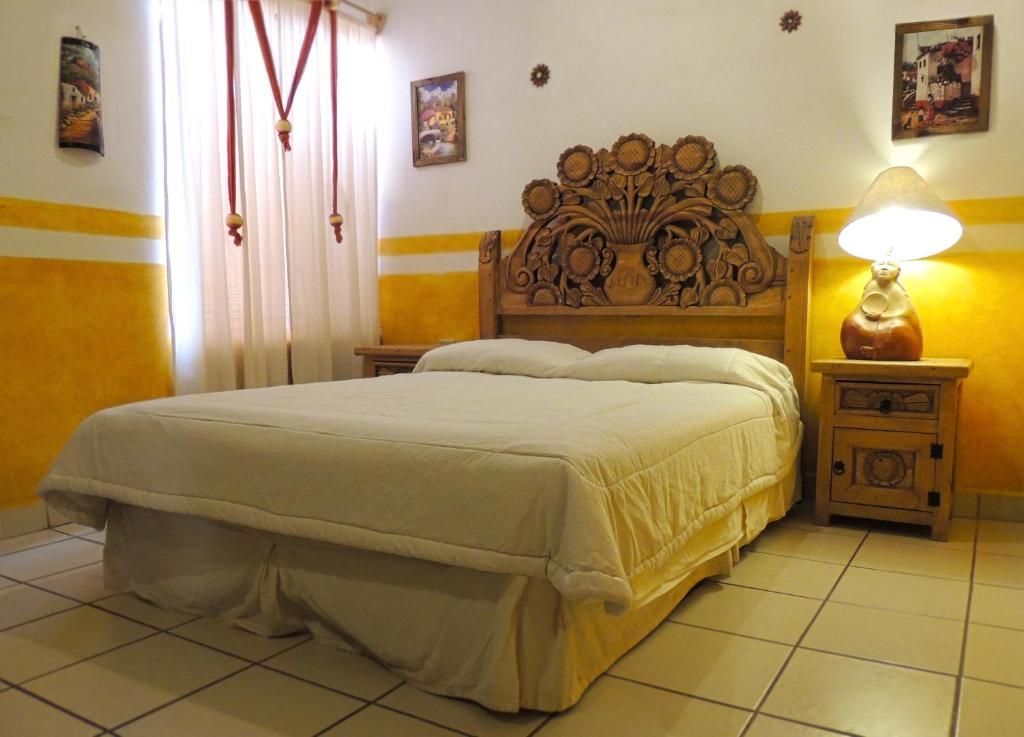 Los Algodones阿尔过多纳庄园酒店的一间卧室配有一张大床和一盏灯