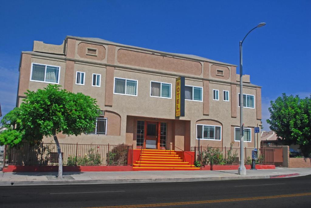 洛杉矶Antonio Hotel - Downtown Los Angeles, near Hollywood的前面有橙色台阶的建筑