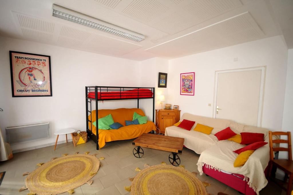 拉格拉沃Gîte le Rocher - Apartment on the ground floor for 8 people的带沙发和双层床的客厅