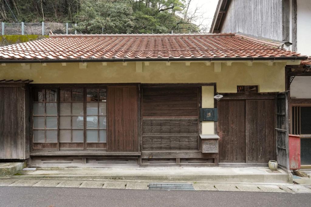 OdaLight Tomoru - Vacation STAY 25289v的街上的一栋带木门的小房子