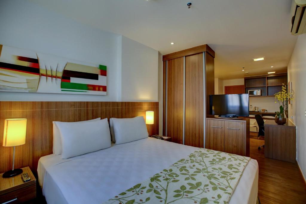 巴西利亚诺比尔纪念套房酒店的酒店客房,配有床和电视