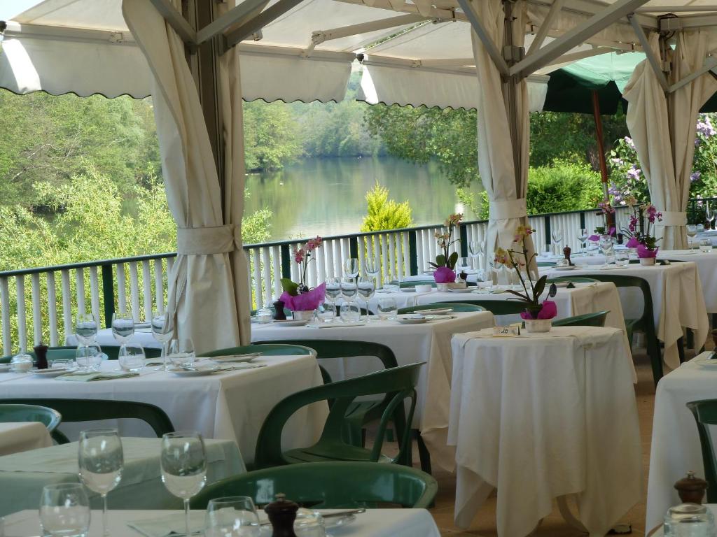 Vincelottes林登旅馆的一排带白色桌布的桌子,享有湖景