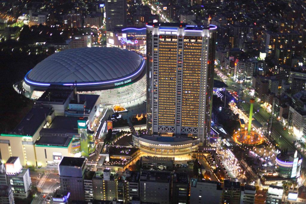 东京东京巨蛋酒店的夜晚城市的空中景观
