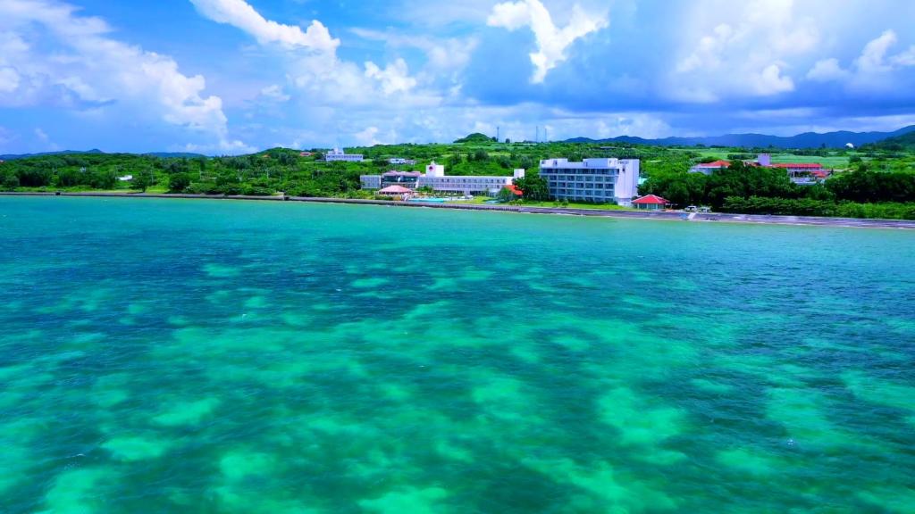 石垣岛Beach Hotel Sunshine Ishigakijima的从海滩水面上欣赏美景