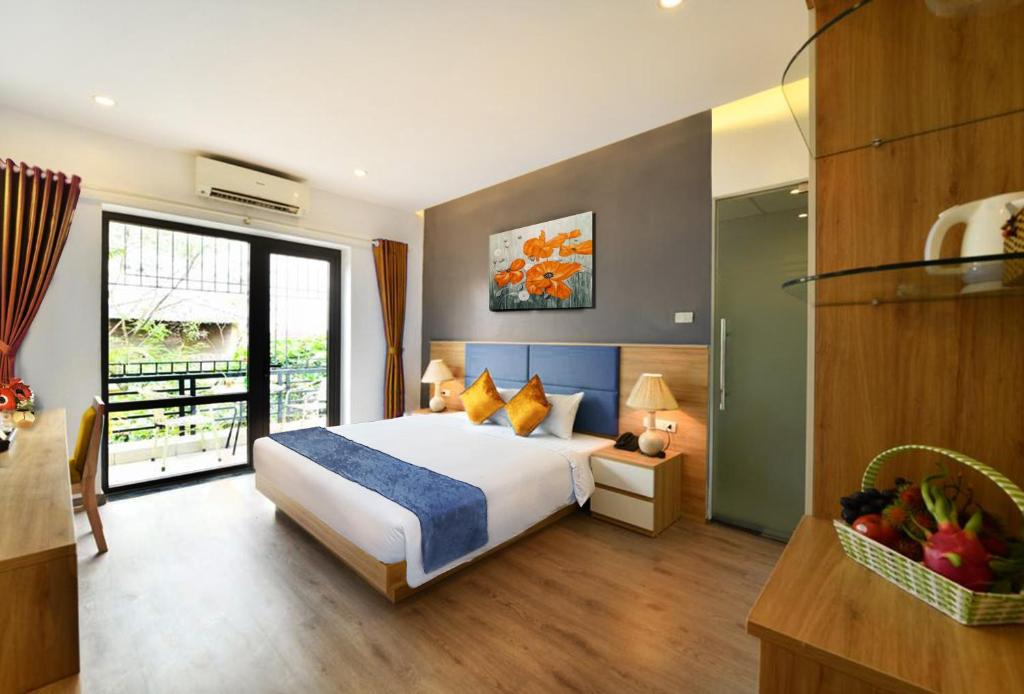 河内Hanoi Amorita Boutique Hotel & Travel的一间卧室设有一张床和一个大窗户