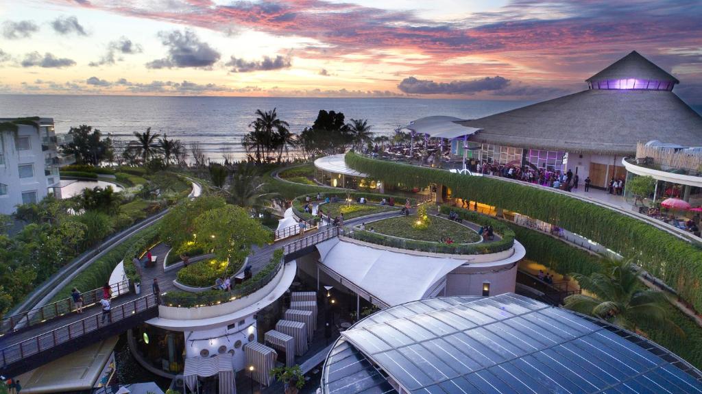 库塔YELLO Hotel Kuta Beachwalk Bali的享有度假胜地的空中景致,以海洋为背景