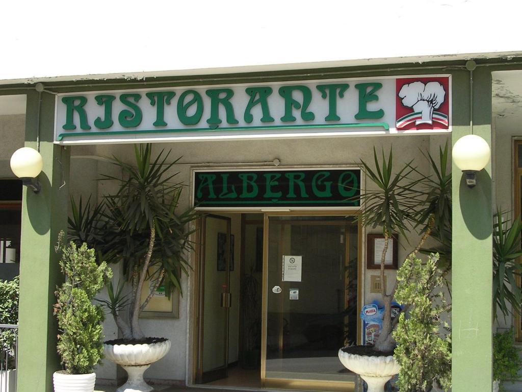 法尔科纳拉·玛里提马阿尔伯吉奥腾达佛得角酒店的前方植物餐厅入口