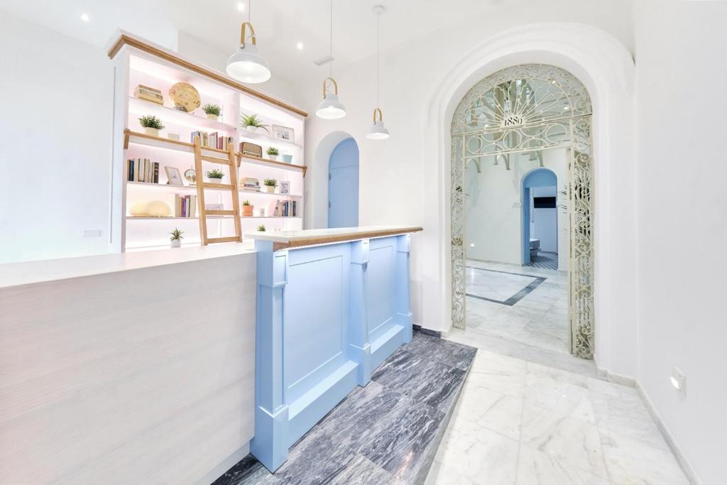 科尼尔-德拉弗龙特拉La Casa del Arco的更衣室设有蓝色门和镜子