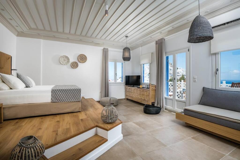 阿斯提帕莱亚镇Luxury Apartment in the Heart of Astypalaia的一间卧室配有一张床和一张沙发
