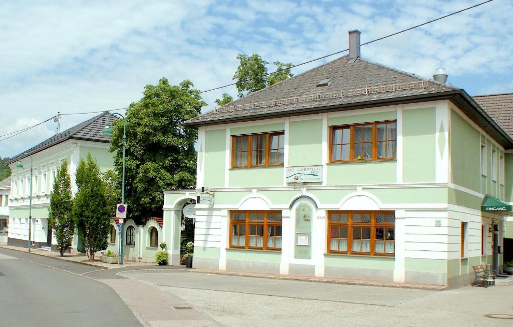 SchwertbergHotel Mühlviertler Hof的街道拐角处的白色建筑