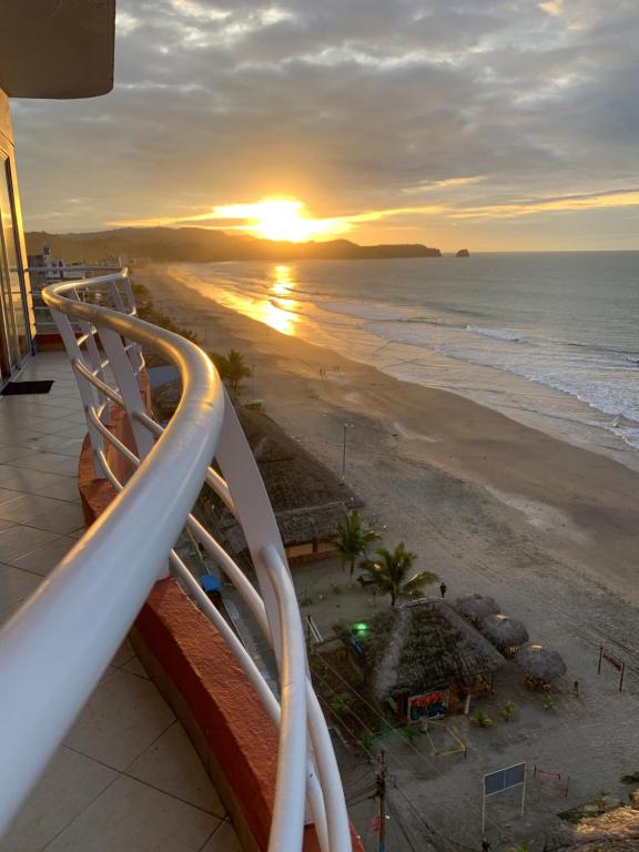 阿塔卡梅斯Apartamento en Atacames con vista al mar的阳台享有日落海滩的景致。