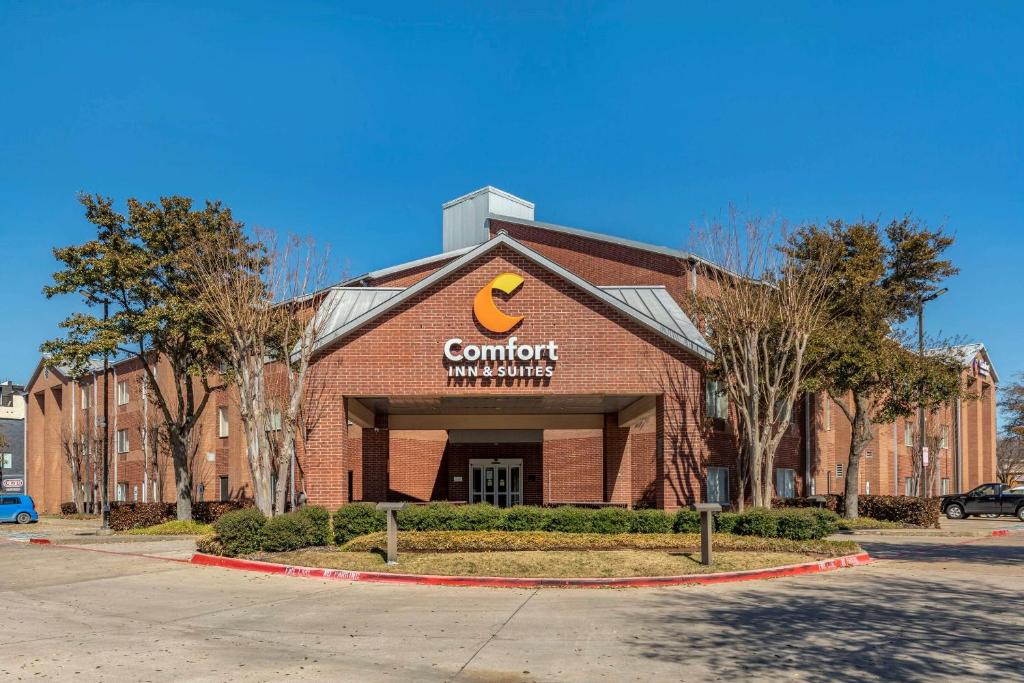 达拉斯Comfort Inn & Suites North Dallas-Addison的前面有标志的建筑