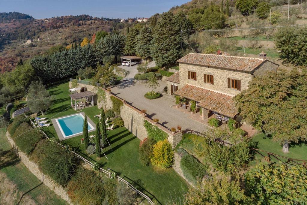 科尔托纳Villa Tegognano的享有带庭院的房屋的空中景致