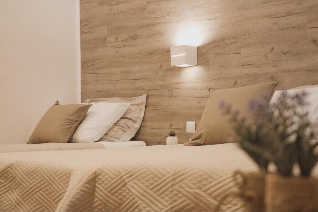 沃迪切俄里翁酒店的一间卧室配有一张木墙床