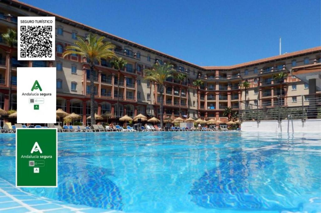 伊斯兰蒂拉伊斯兰蒂拉欧特斯酒店的酒店前方的大型游泳池