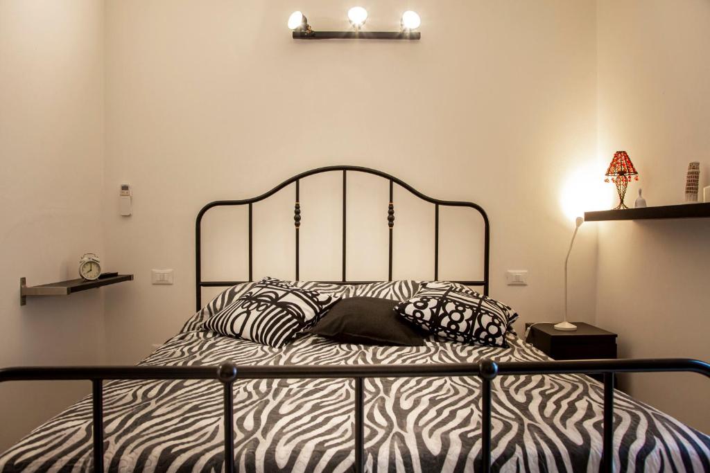 比萨Suite Black and Wite的一间卧室配有带斑马枕头的床
