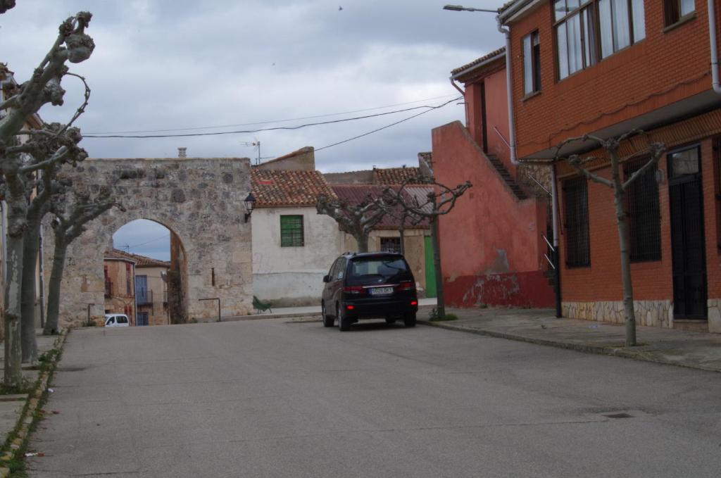 VillahozARCO DE VILLAHOZ的停在镇上街道上的汽车