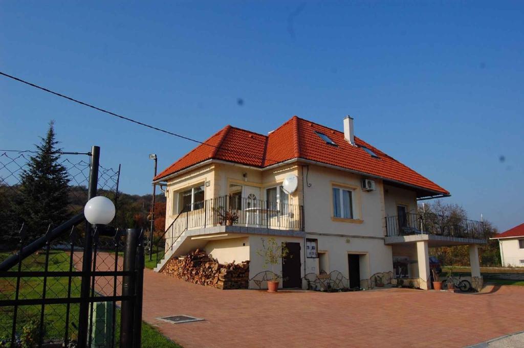 巴拉顿诺尔马迪Holiday home in Balatonalmadi 38980的一座大型白色房屋,设有红色屋顶