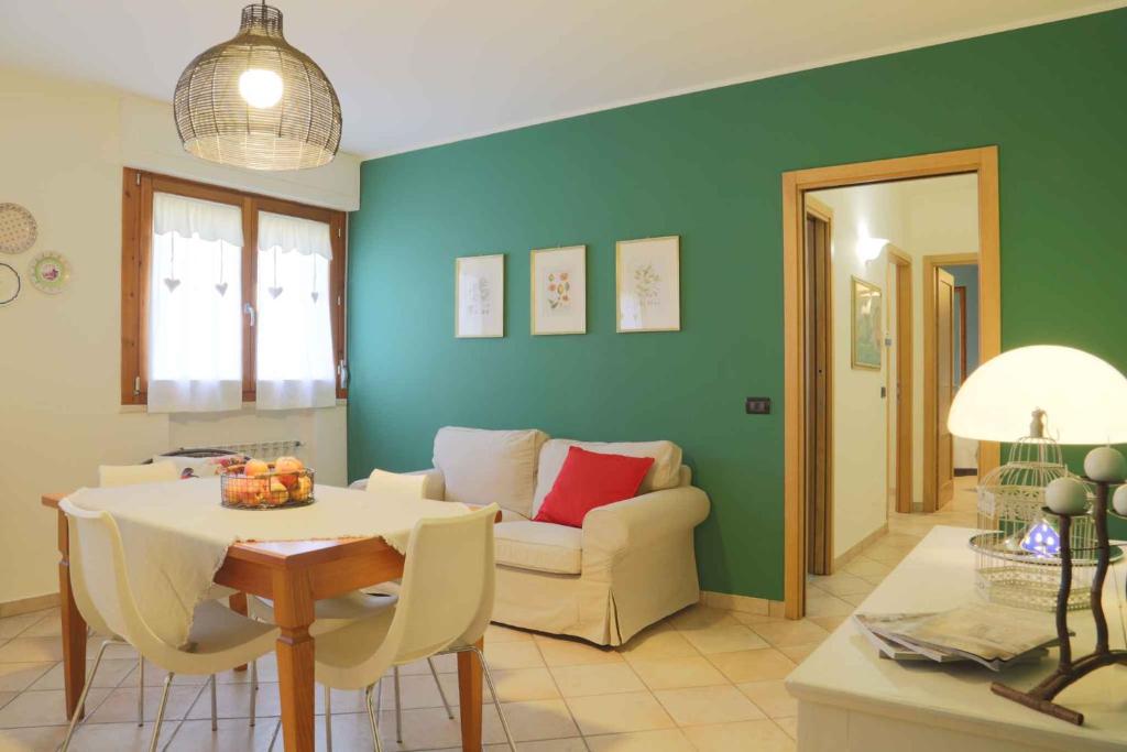 波吉邦西Apartment in Poggibonsi/Toskana 38410的客厅配有桌子和沙发