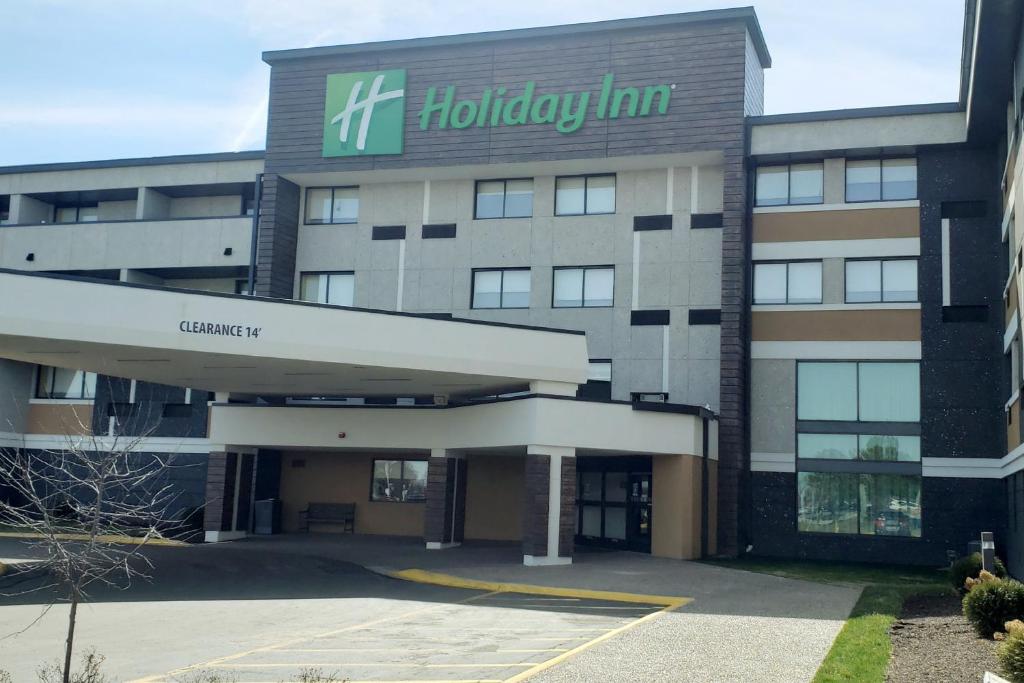 印第安纳波利斯印第安纳波利斯机场华美达酒店的医院大楼,上面有哈德利旅馆标志