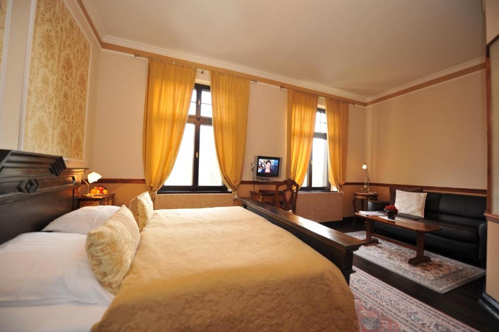 卑尔根库比扣旅馆的酒店客房,配有床和沙发
