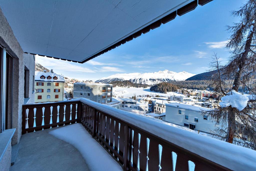 圣莫里茨Chesa Aruons 21 - St. Moritz的阳台享有雪覆盖的山脉美景。