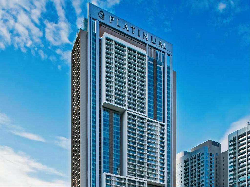 吉隆坡Grand Suite at Platinum KLCC的一座高大的建筑,上面有标志
