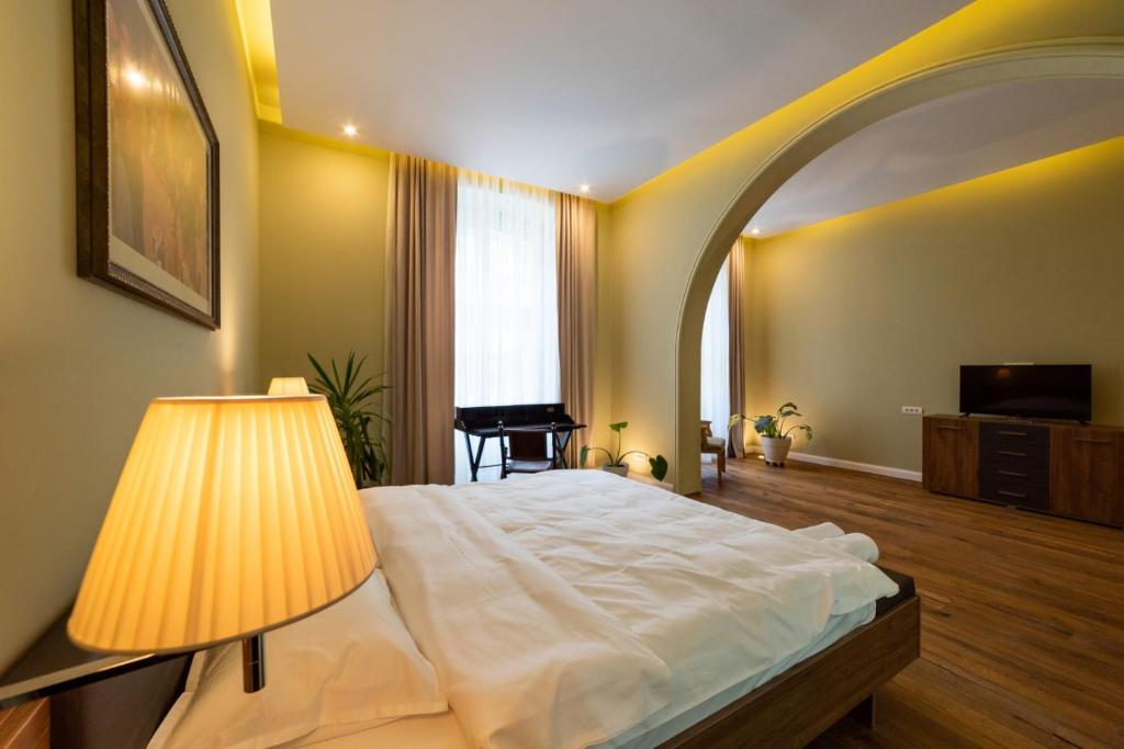 布拉索夫Casa Nym的一间卧室配有一张带灯和窗户的床