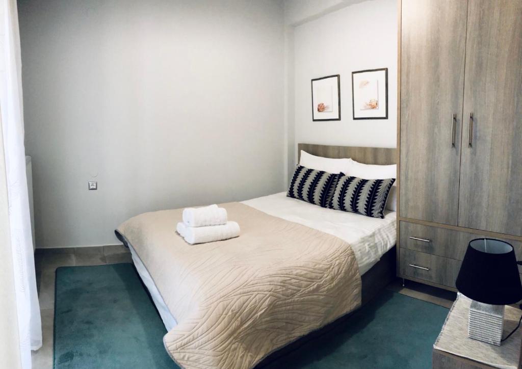 科扎尼Xenia_Apartments A5的一间卧室配有一张床,上面有两条毛巾