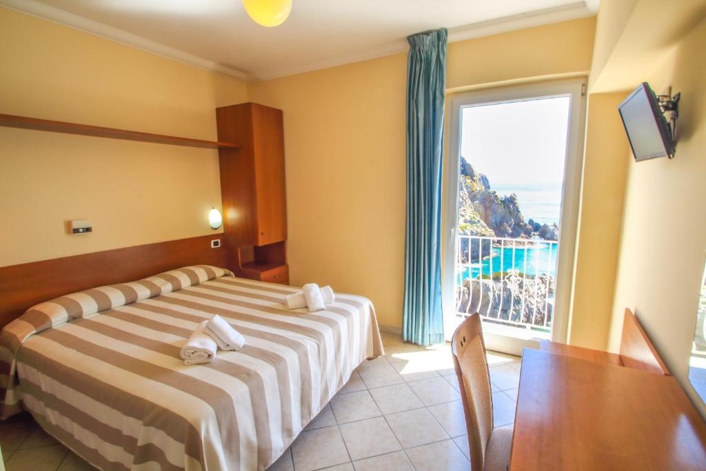 蓬扎Hotel Bellavista的酒店客房设有一张床和一个大窗户