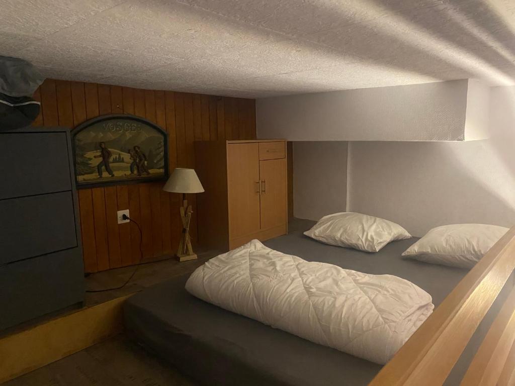 拉布雷斯Studio Belle Hutte 2的一间卧室配有一张带白色床单的大床
