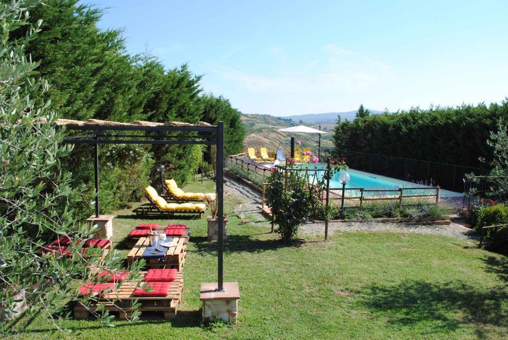 Holiday home in Asciano/Toskana 24098内部或周边泳池景观