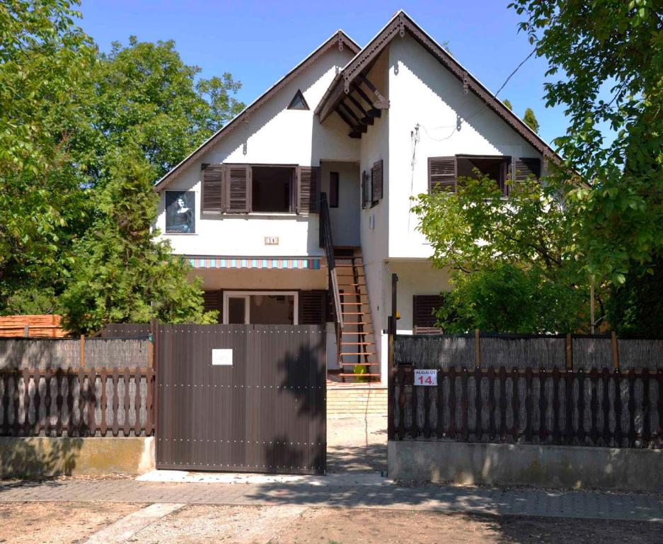 鲍洛通维拉戈什Apartment in Balatonvilagos 35847的白色的房子,有门和栅栏