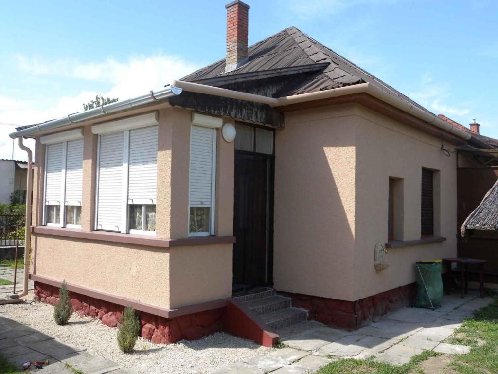 鲍洛通凯赖斯图尔Holiday home in Balatonkeresztur 34529的一个小房子,设有门廊和门