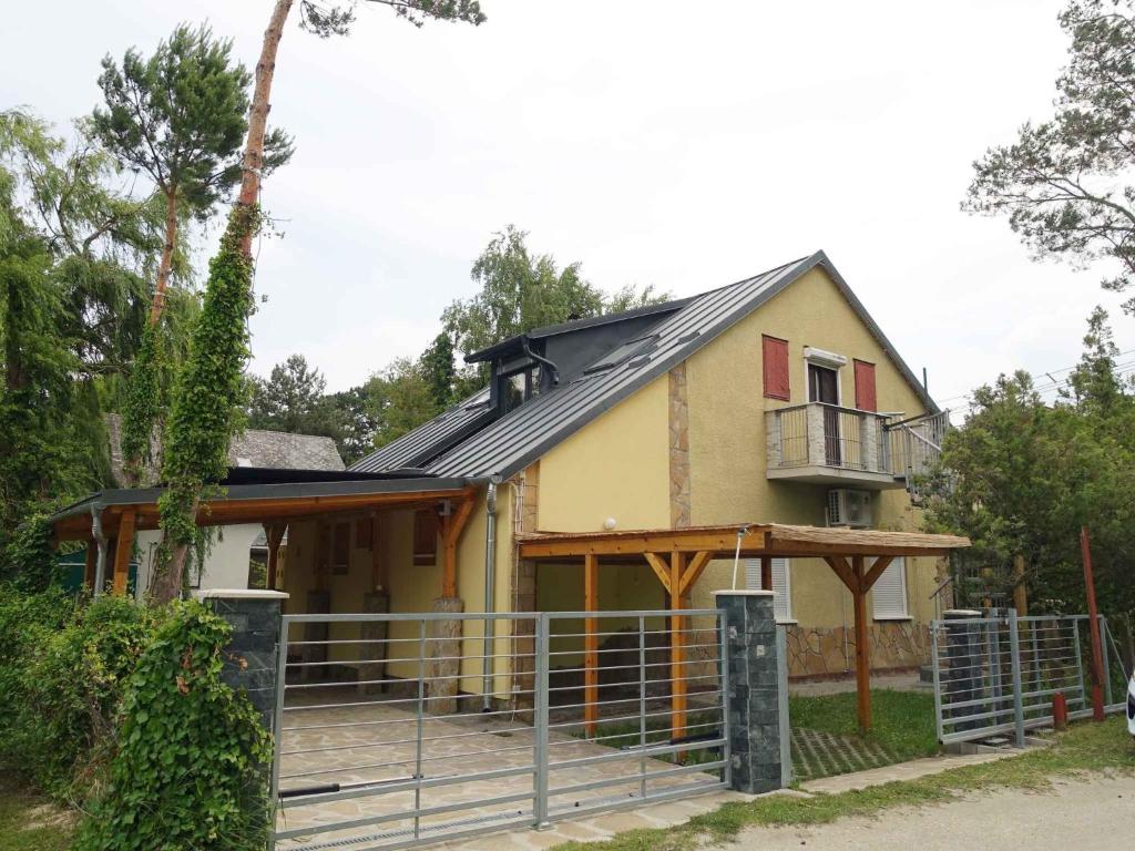 鲍洛通费尼韦什Holiday home in Balatonfenyves 34651的一座有金属屋顶的房屋