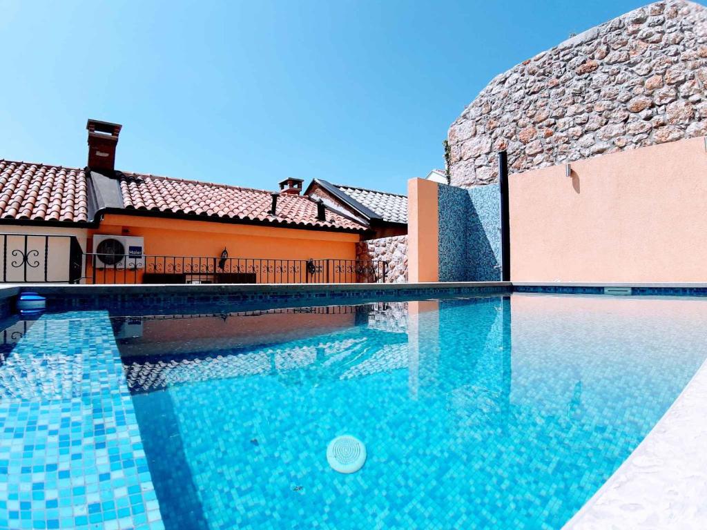 BarciHoliday home in Saftici 26679的房屋前的游泳池