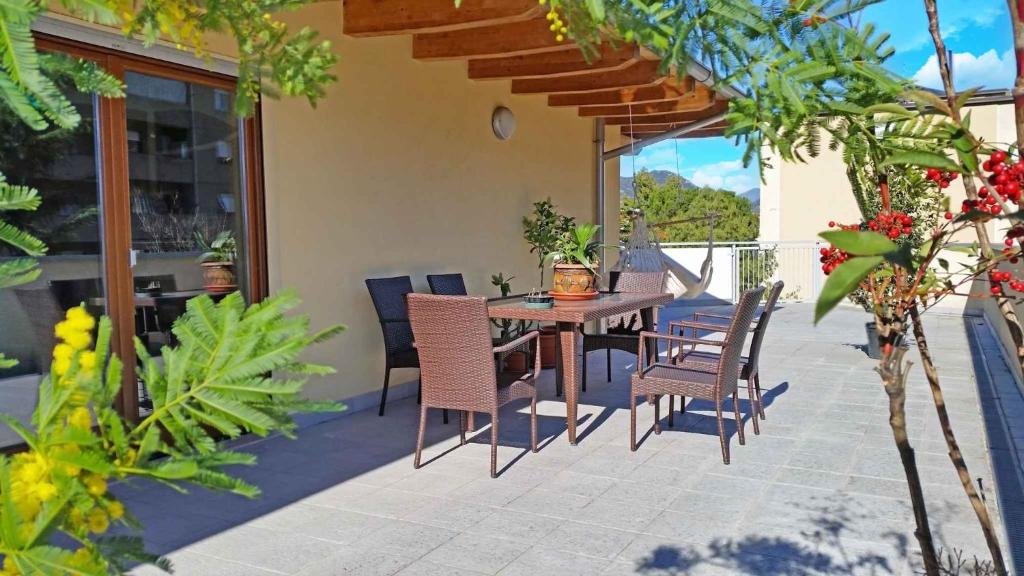加尔达湖滨Apartment Riva del Garda/Gardasee 22160的庭院里设有桌椅。