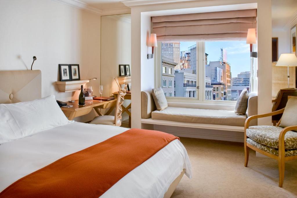 旧金山泰姬陵坎普顿广场酒店的酒店客房设有床和窗户。