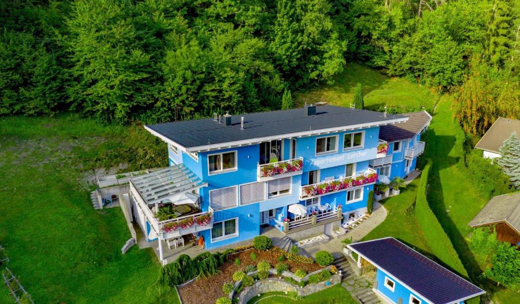 AusserfragantFlattach Apartment 4的蓝色房子的空中景色