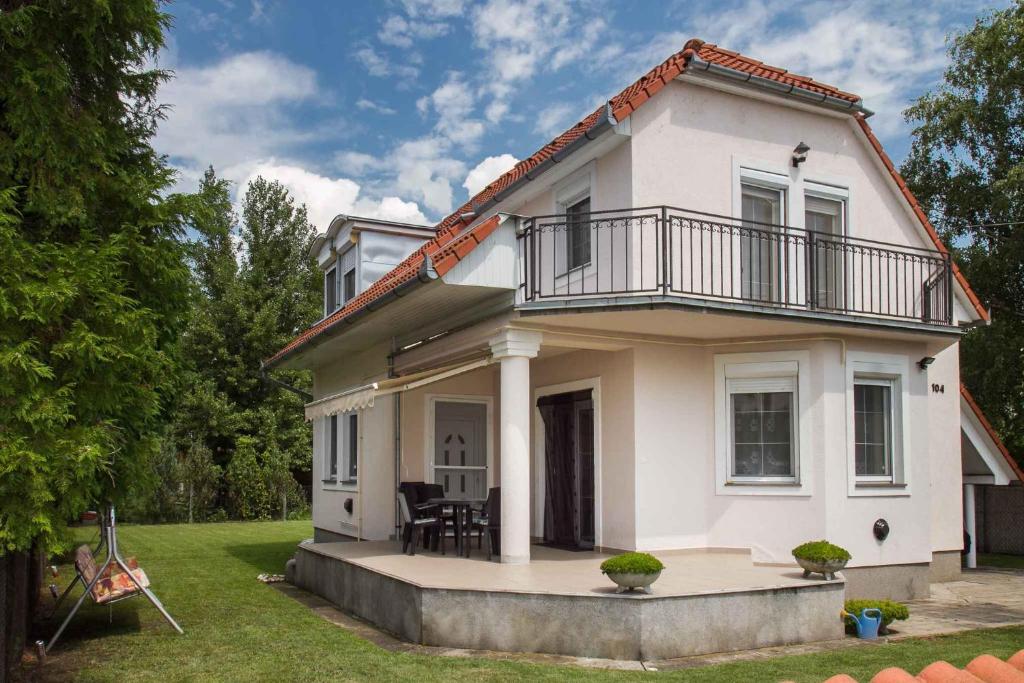 鲍洛通凯赖斯图尔Holiday home in Balatonmariafürdo 19513的庭院内带阳台的白色房屋