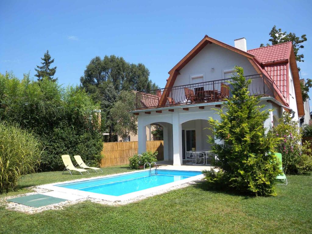 希欧福克Holiday home in Siofok/Balaton 20063的庭院中带游泳池的房子