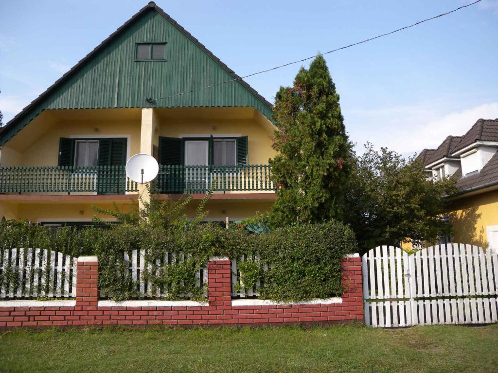 鲍洛通凯赖斯图尔Holiday home in Balatonmariafürdo 33086的前面有白色围栏的房子