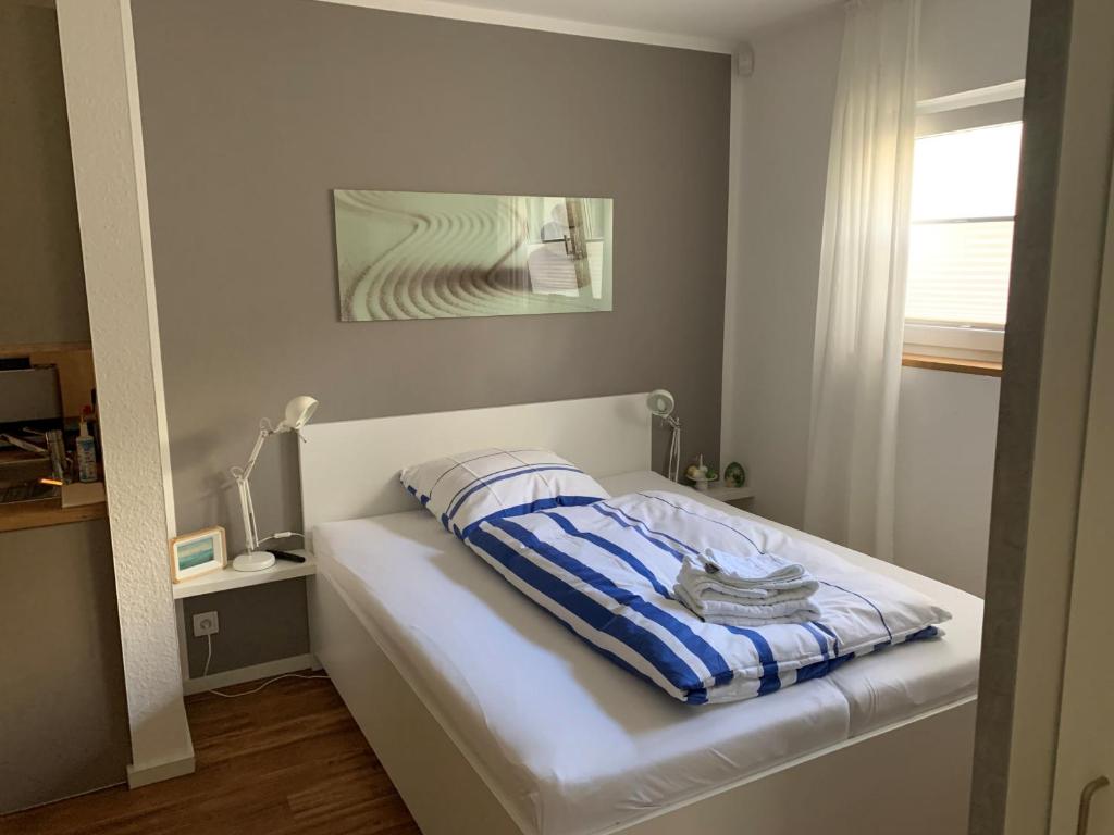 奥斯纳布吕克Stilvolles Studio的卧室里一张带条纹毯子的床
