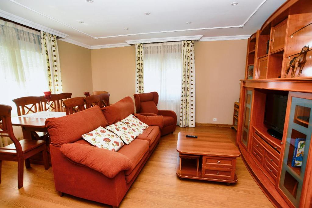 伊斯拉Apartamento Ama - 5828的带沙发和电视的客厅
