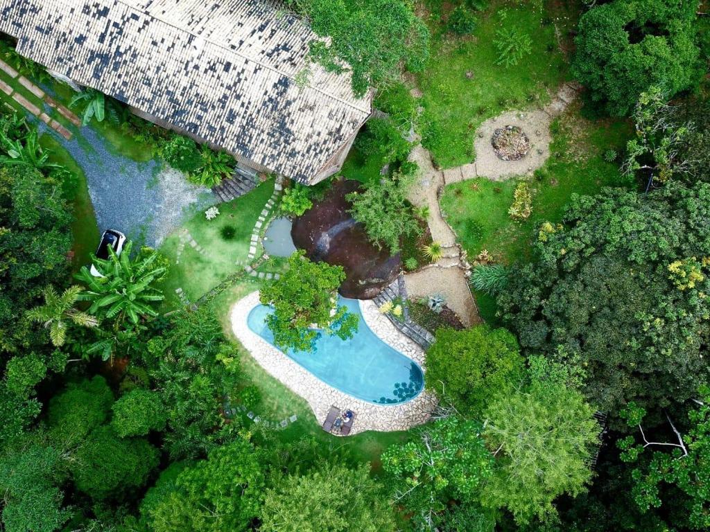 帕拉蒂La Luciole Ecolodge的公园游泳池的顶部景色
