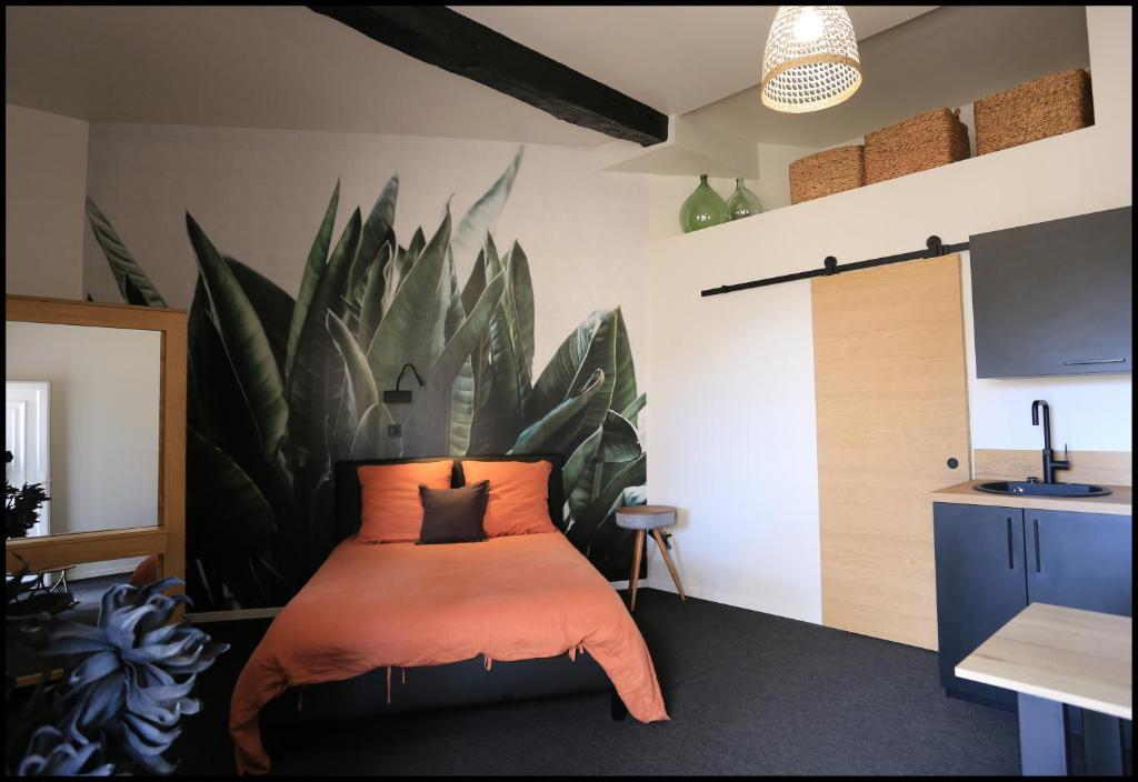 利雪LeDeN的卧室配有一张床铺,墙上挂着一个大植物壁画