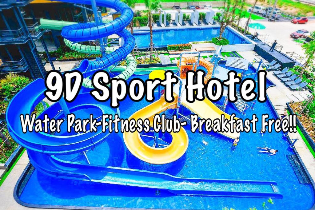 乌隆他尼9D Sport Hotel的水上公园带滑梯的水上公园