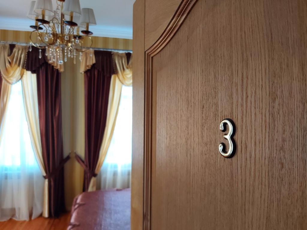 PutyvlʼГотель "Монастирський"的一间房间,有一扇门,上面有三号